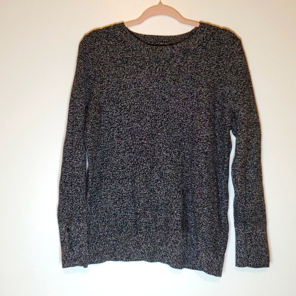 Lightly used sweater. Great for work.